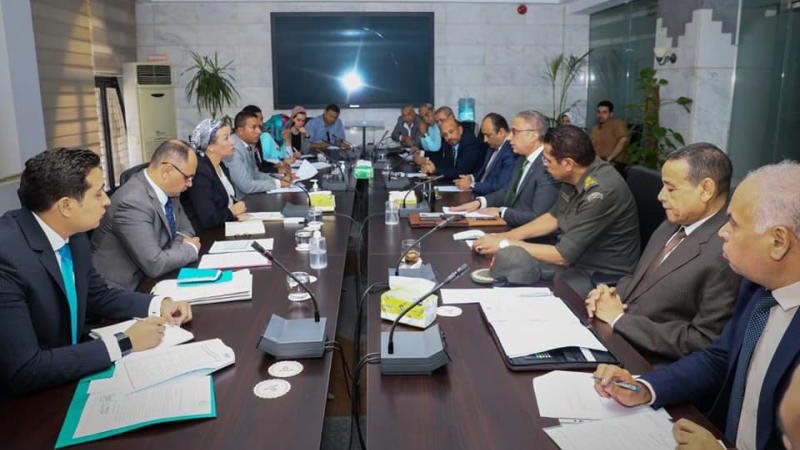 وزيرة البيئة ومحافظ