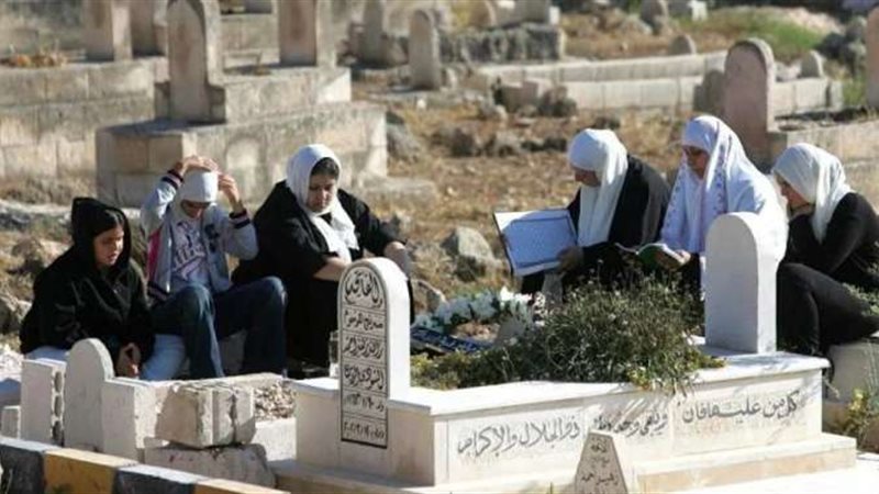 النساء على المقابر