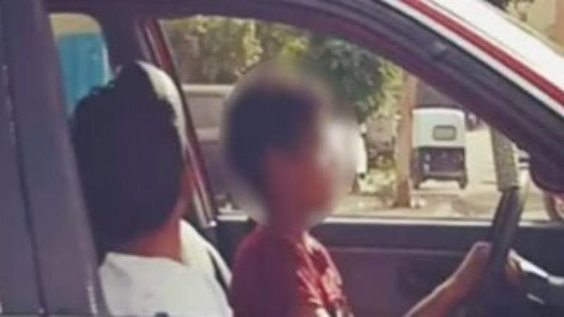 قيادة طفل لسيارة