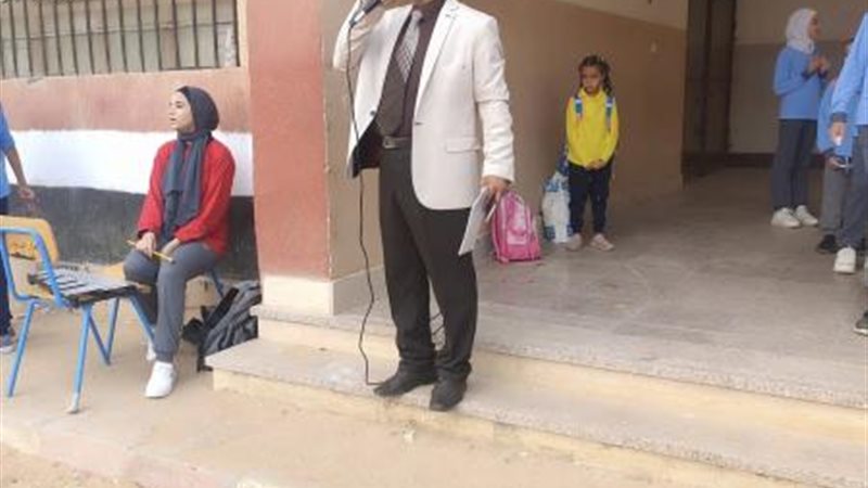 عادل خيرى مدير المدرسة