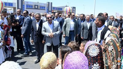 بالصور..  الرئيس السيسي يجري جولة تفقدية بمدينة السلوم ويلتقي خلالها بأهالي مطروح