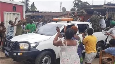 شاهد.. القبض على رئيس مجلس الشيوخ في الجابون وبحوزته حقيبة أموال