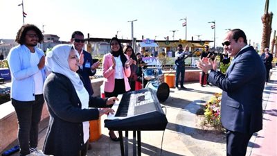 شاهد.. السيسي ومدبولي يدخلان فى نوبة ضحك بسبب أغنية القلب يعشق