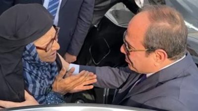 لآفتة إنسانية.. الرئيس السيسي يوقف موكبه ويتحدث مع سيدة جالسة على الرصيف ”شاهد”