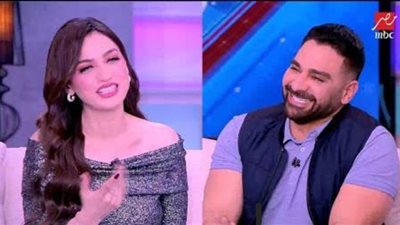 ياسمين عز تحرج مطربًا على الهواء: المعجبات قالولك إيه وانت طالع معايا ” فيديو”