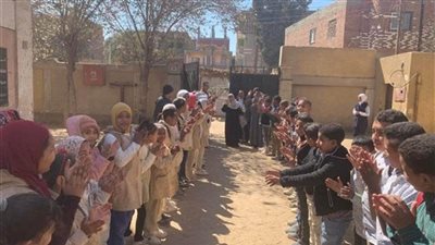 صور.. تلاميذ مدرسة بقنا ينظون ممرا شرفيا لـ”معلمة” بلغت سن المعاش