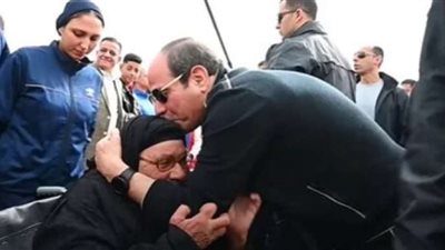 ”قولي اللي انتي عايزاه”.. الرئيس السيسي يقبل رأس سيدة مسنة ”فيديو”