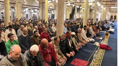 آلاف المصلين يؤدون صلاة التراويح بالجامع الأزهر في تاسع ليالي رمضان