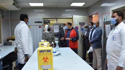 محافظ أسوان يطلق حملة ”إنقاذ مريض” ويبدأ بتبرعه بالدم