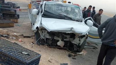 انقلاب سيارة على الطريق الصحراوي أطفيح