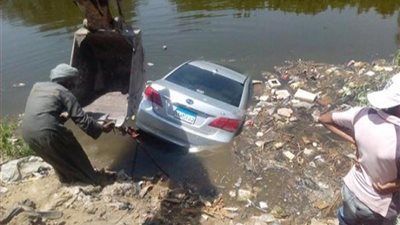 مصرع 3 أشخاص فى حادث انقلاب سيارة ملاكى داخل ترعة بقنا