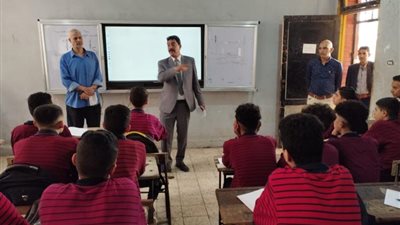مدير مدرسة الشهيد أحمد محروس الثانوية بشبرا الخيمة يستقبل الطلبة بأول يوم دراسي