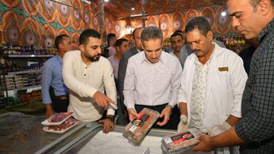 محافظ الغربية يتفقد معارض بيع السلع الغذائية بأسعار مخفضة