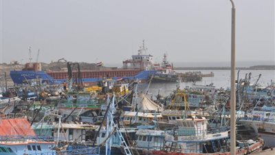توقف حركة الملاحة في ميناء الصيد والبحر المتوسط بكفر الشيخ لارتفاع الأمواج