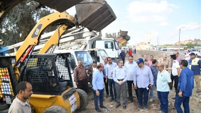 محافظ الغربية يتفقد اصطفاف معدات قطور وبسيون لمجابهة الأزمات