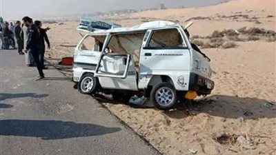 إصابة 5 أشخاص إثر انقلاب ميكروباص أعلى الطريق الإقليمى