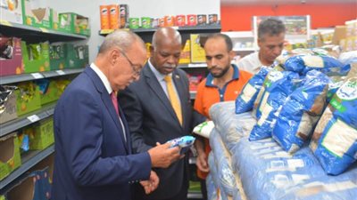 محافظ القليوبية يفاجئ المحال التجارية ببنها للتأكد من تخفيض أسعار السلع