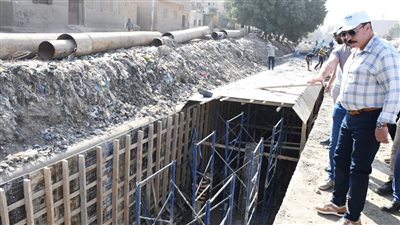 محافظ أسوان يتفقد تغطية الأجزاء المتبقية من مصرف السيل