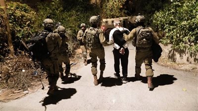 قوات الاحتلال الإسرائيلى تعتقل 30 فلسطينيًا على الأقل من الضفة الغربية