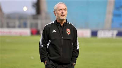 كولر يجتمع مع طبيب الأهلي للوقوف على تطورات إصابات خط الوسط