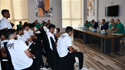 وزير الرياضة يزور لاعبي المنتخب الأولمبي لكرة القدم بمقر اقامتهم 