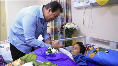 وزير الصحة يطمئن على الطفل الفلسطيني «عبدالله الكحيل» بمعهد ناصر  