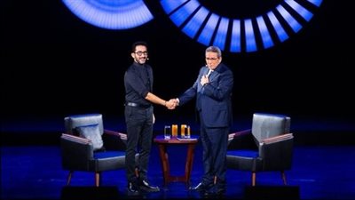 الفنان أحمد حلمي يكشف عن كواليس لقائه الأول مع الراحل أحمد زكي