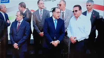 رئيس الوزراء يتفقد شاحنات قافلة 