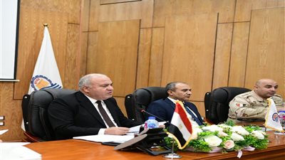 محافظ قنا يستعرض الموقف التنفيذى لمشروعات حياة كريمة