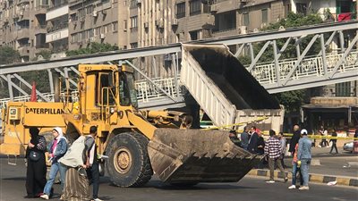 سيارة نقل تتسبب في سقوط كوبري مشاة شارع أحمد عرابي