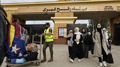 حقيقة تحصيل رسوم إضافية من المسافرين عبر منفذ رفح