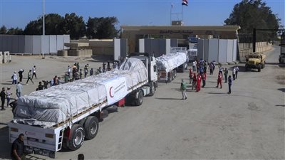 الهلال الأحمر الفلسطينى: إيصال أكثر من 50 شاحنة مساعدات لقطاع غزة أمس