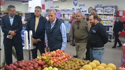 محافظ القليوبية يتفقد عددًا من معارض السلع بشبرا الخيمة وبنها