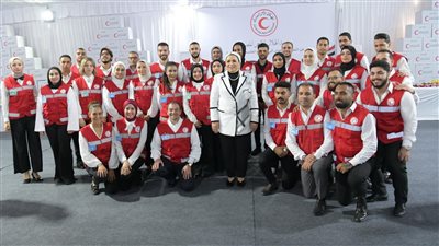 انتصار السيسي: كل الشكر لمؤسسة الهلال الأحمر لدعم أشقائنا بغزة.. فيديو