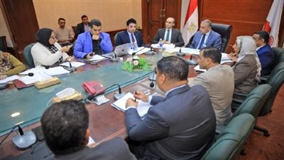 محافظ سوهاج يناقش طلبات المواطنين الخاصة باستئناف أعمال البناء