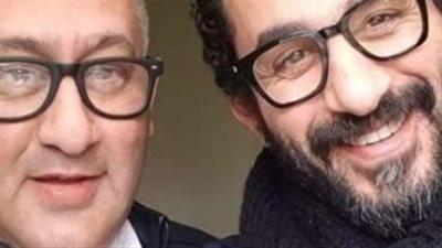 شاهد| توافد أسرة الفنان أحمد حلمى لصلاة الجنازة على شقيقه 