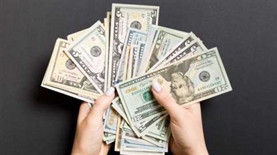 إحباط محاولة راكب تهريب 36 ألف دولار داخل ملابسه بمطار القاهرة