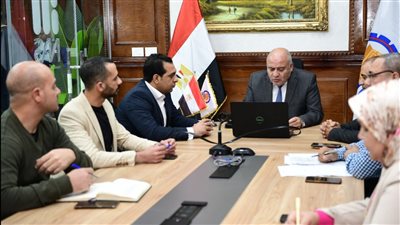 محافظ قنا يتفقد غرفة الشبكة الوطنية الموحدة للوقوف على الاستعداد للانتخابات