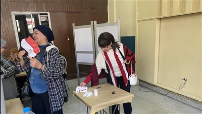 بالصور.. إدلاء المواطنين بأصواتهم داخل اللجان الانتخابية بمدينة نصر