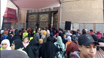 كله هينتخب.. مئات المواطنين يحتشدون أمام لجان المطرية لانتخاب رئيس لمصر