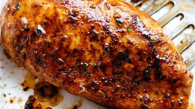 طعمها لذيذ ومغذية.. طريقة عمل صدور الدجاج المشوية