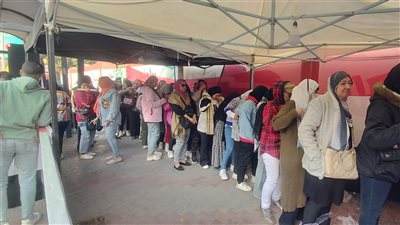 بالطوابير.. السيدات يتصدرن المشهد في الدقي بثاني أيام الانتخابات الرئاسية 