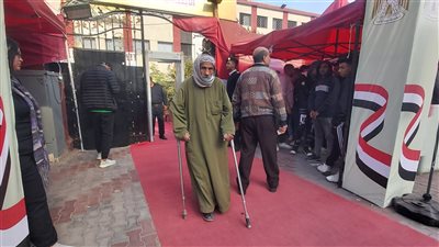 بالعكاز.. كبار السن يشاركون في آخر أيام الانتخابات الرئاسية للإدلاء بأصواتهم