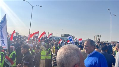فى مسيرة حاشدة بـ 6 أكتوبر.. العمال يهتفون 