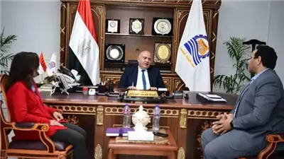 محافظ قنا يستقبل وفد بعثة البنك الدولى خلال متابعتهم تنفيذ المشروعات