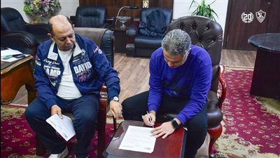 بالصور.. معتمد جمال يوقع على عقود 