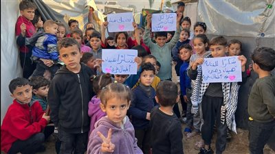 بالصور.. أطفال غزة يحملون لافتات شكر لهيفاء وهبي بعد تقديمها مساعدات لهم 