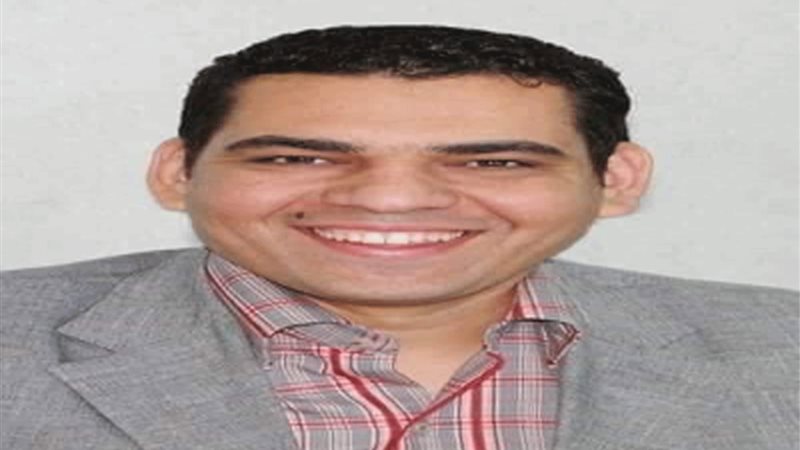 الكاتب الصحفى مختار