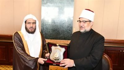 الأوقاف تهدي إمام الحرم النبوي درع الوزارة تقديرًا لجهوده في خدمة القرآن الكريم