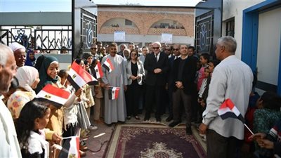 محافظ قنا يفتتح أعمال القافلة الطبية لجامعة عين شمس بقرية المفرجية